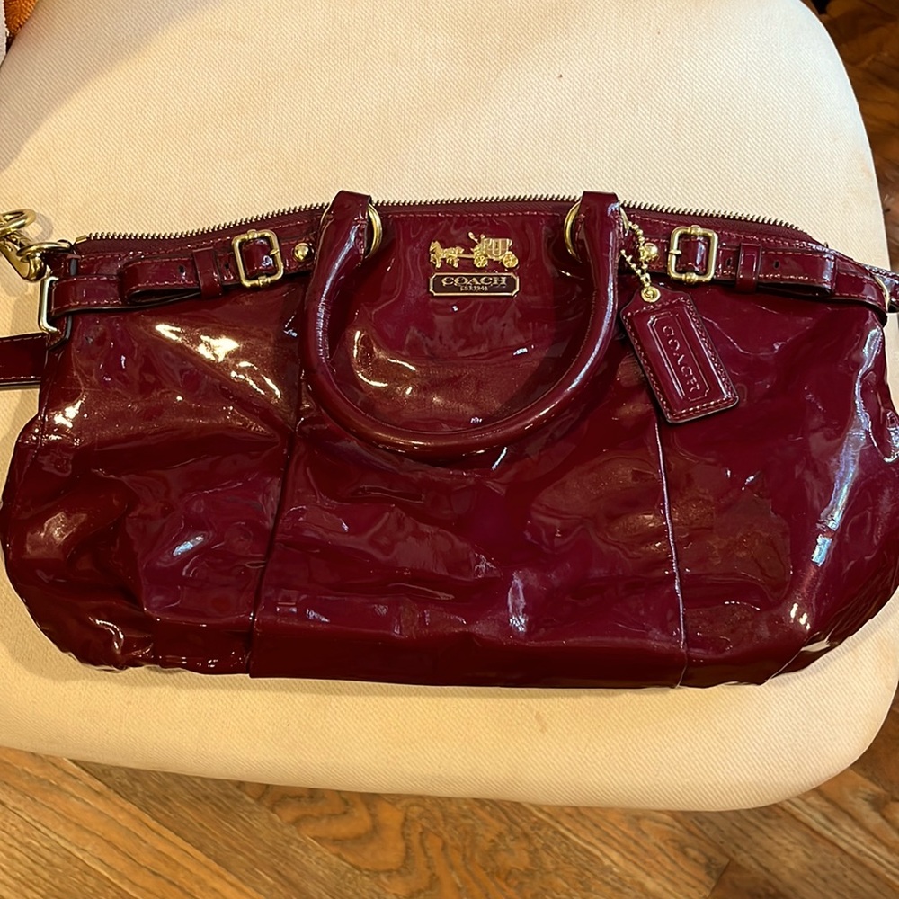❤️ BEAUTIFUL patent leather COACH purse ❤️